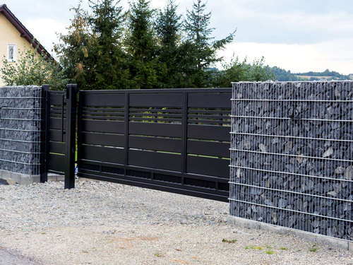 Nowoczesne ogrodzenie domu od frontu - połączenie stalowych elementów z gabionami